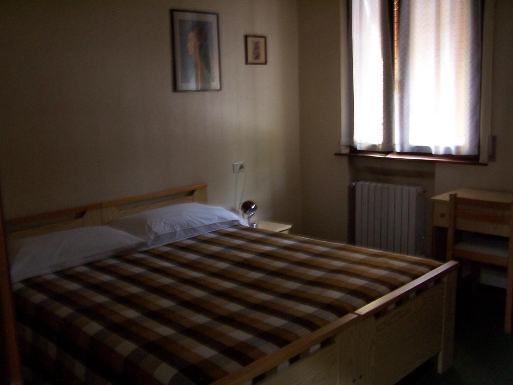 Albergo Corona Salsomaggiore Terme Szoba fotó